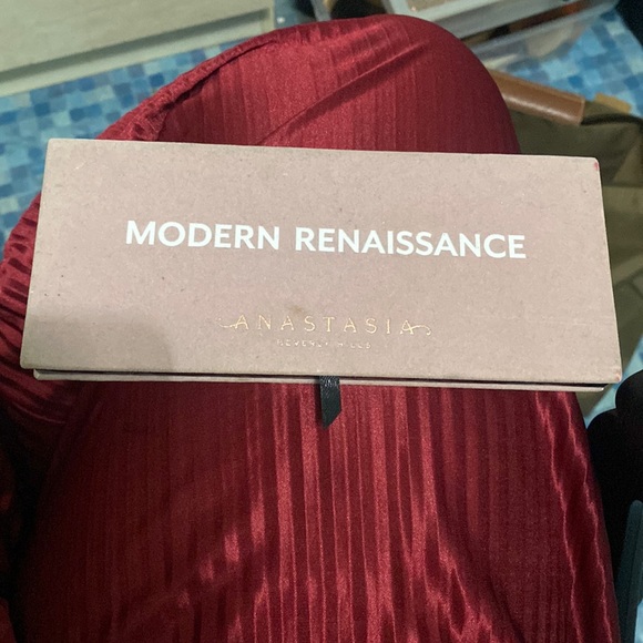 Like NEW Anastasia Beverly Hills palette - Picture 3 of 4